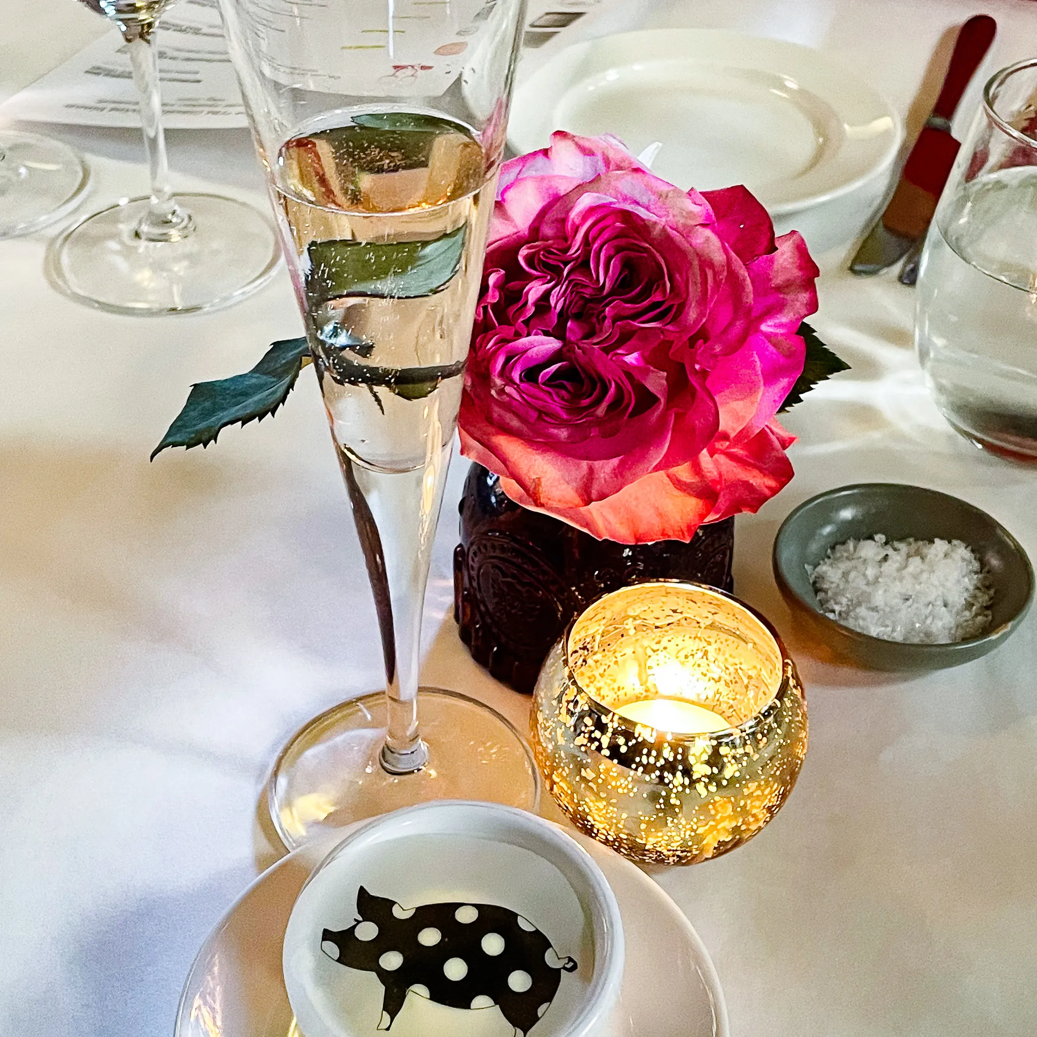 Einladendes Ambiente und Bar-Bereich des Cochon Restaurants