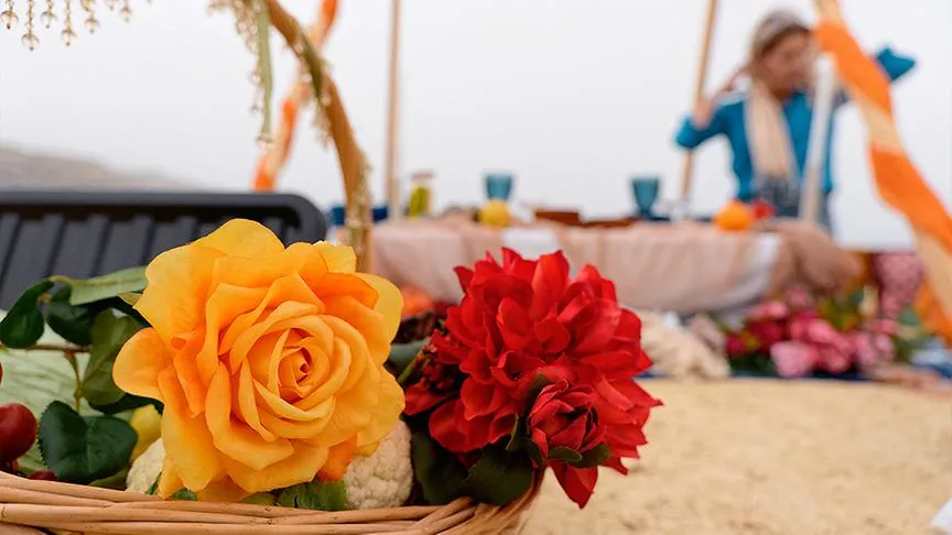 Einladendes Strandpicknick an der Dwejra Bay auf der maltesischen Insel Gozo