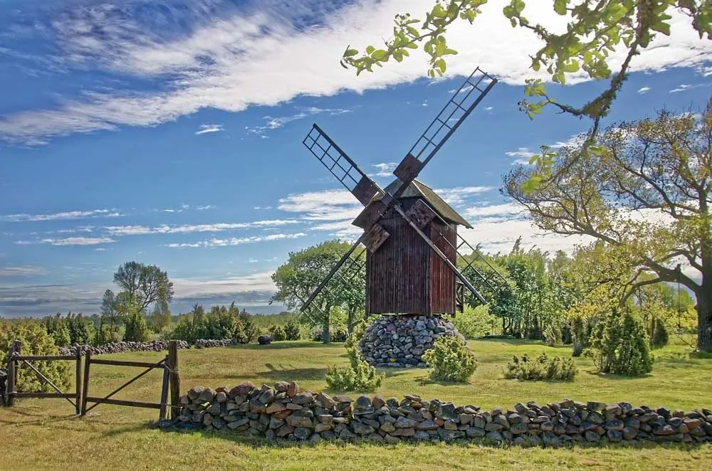 Einsame Küstenlandschaft auf der Insel Saaremaa, Estland, mit einem Leuchtturm im Hintergrund