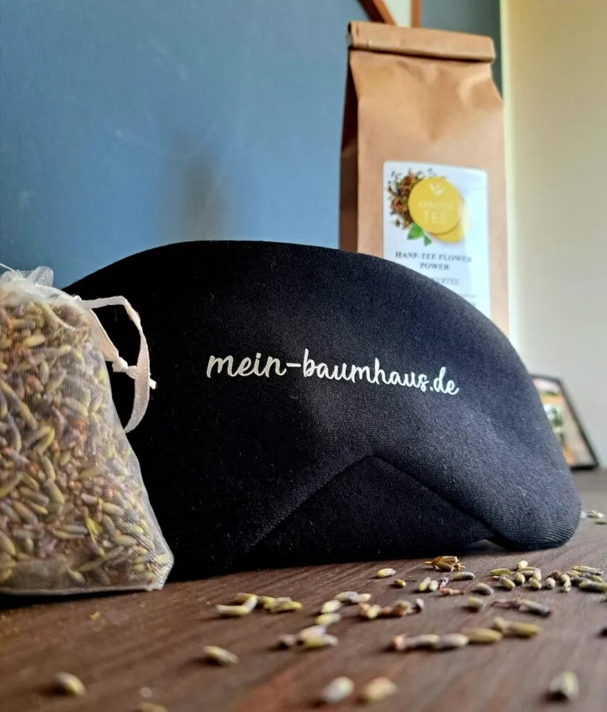 Einschlaf-Set mit Schlafmaske, Tee und Lavendel im Baumhaus
