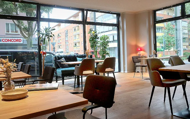 Einzigartiges Glasdesign in der Hummelbude Essen nach dem Umbau, das den Eindruck vermittelt, draußen zu speisen, ideal für eine besondere Atmosphäre.