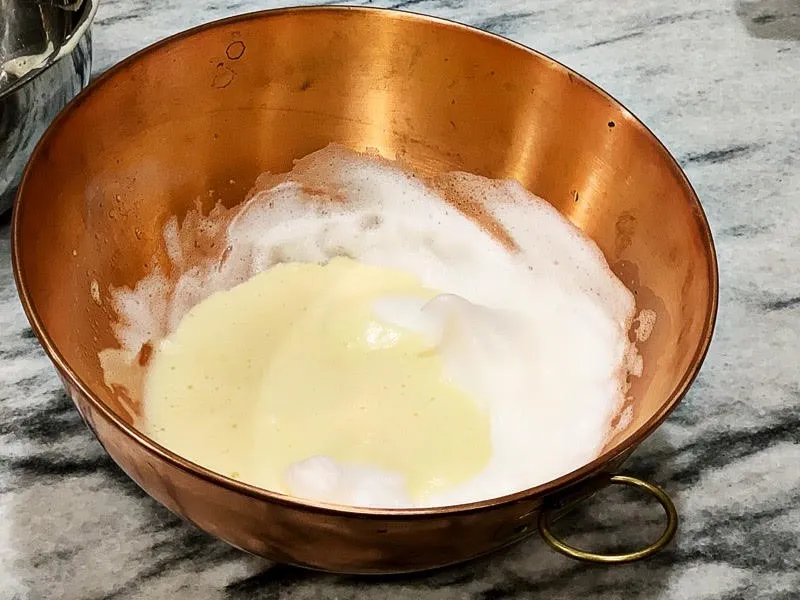 Eischnee vorsichtig unterheben für das Omelette Rezept