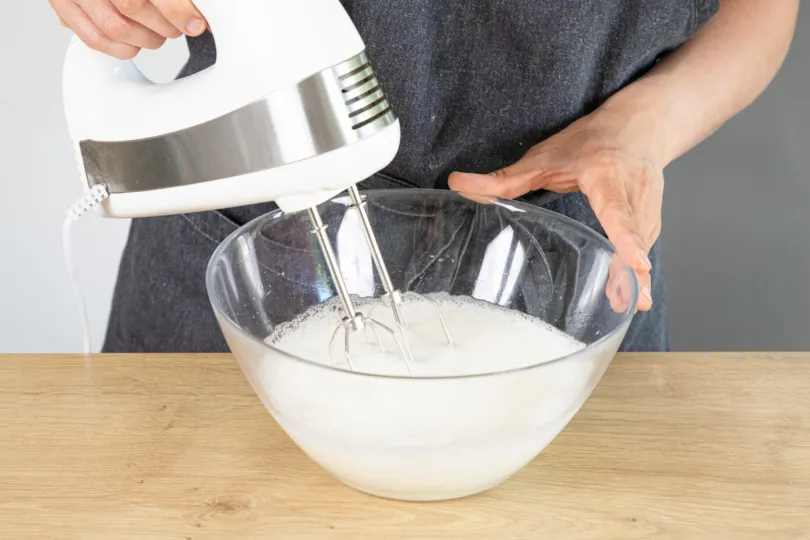 Eischnee wird steif geschlagen