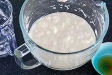 Eischnee wird vorsichtig unter den Kaiserschmarrn-Teig gehoben.