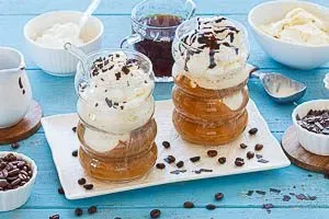 Eiskaffee kalt servieren mit Garnitur