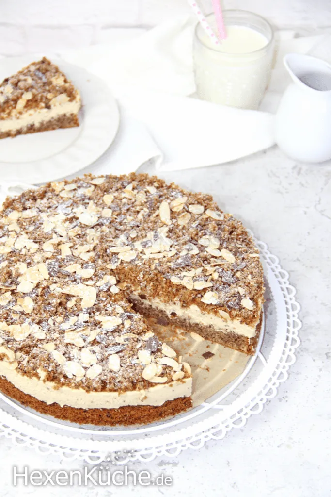 Eiskaffee Sahne Torte mit Krümel, von oben fotografiert