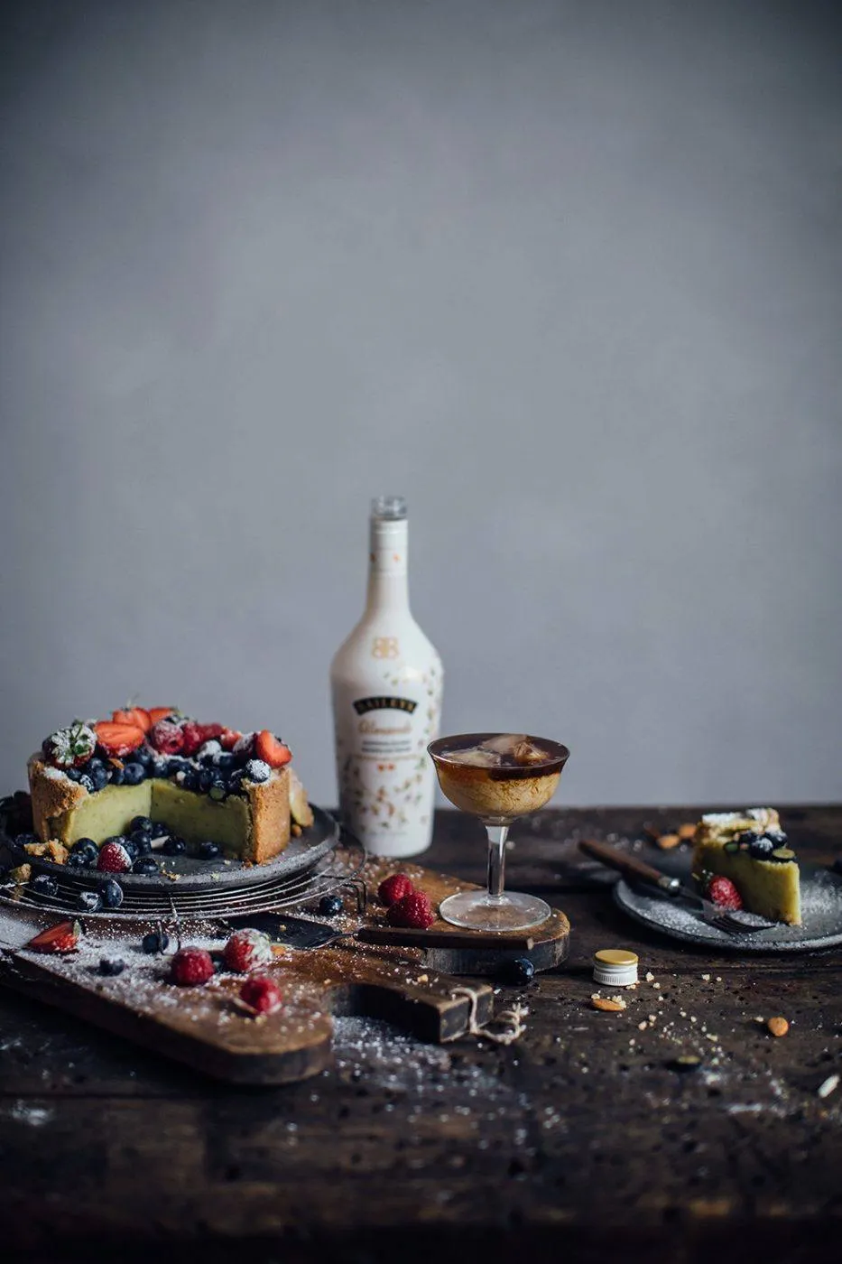 Eiskaffee und ein Stück Käsekuchen mit Baileys Almande