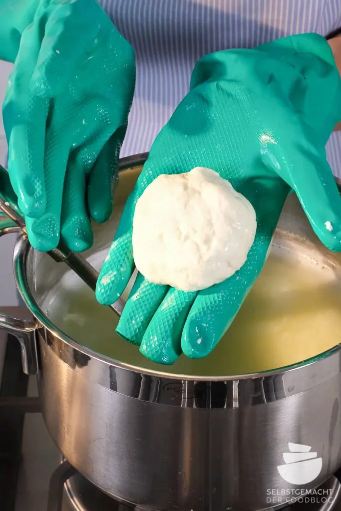 Elastischen Mozzarella zu perfekten Kugeln formen