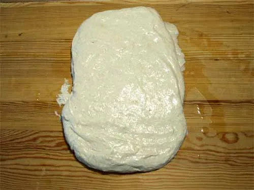 elastischer Dinkel-Seelenteig nach der langen Reifezeit im Kühlschrank