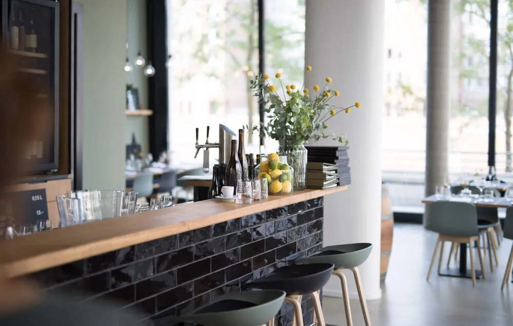 Elegante Bistro-Küche im Kinfelts Kitchen & Wine