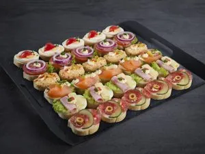 Elegante Canapés auf Weißbrot mit Roastbeef, Lachs und Schinken