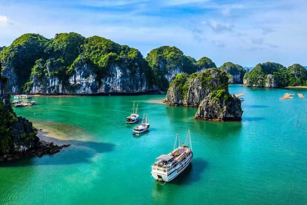 Elegante Dschunke auf einer Kreuzfahrt in der malerischen Halong Bucht, ein Top-Reisetipp Nordvietnam