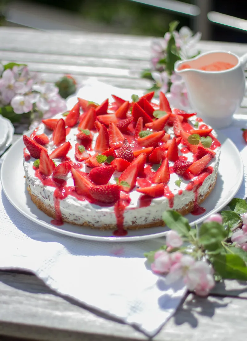 Elegante Erdbeer Stracciatella Torte als optisches und kulinarisches Highlight