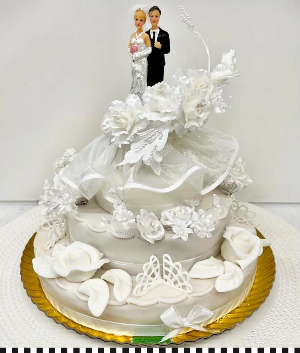 Elegante, ganz in Weiß gehaltene Hochzeitstorte à la Heinemann (Foto: G. Coscia)