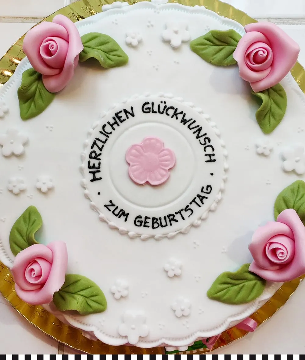Elegante Geburtstagstorte mit Blüten unter Fondant von Heinemann