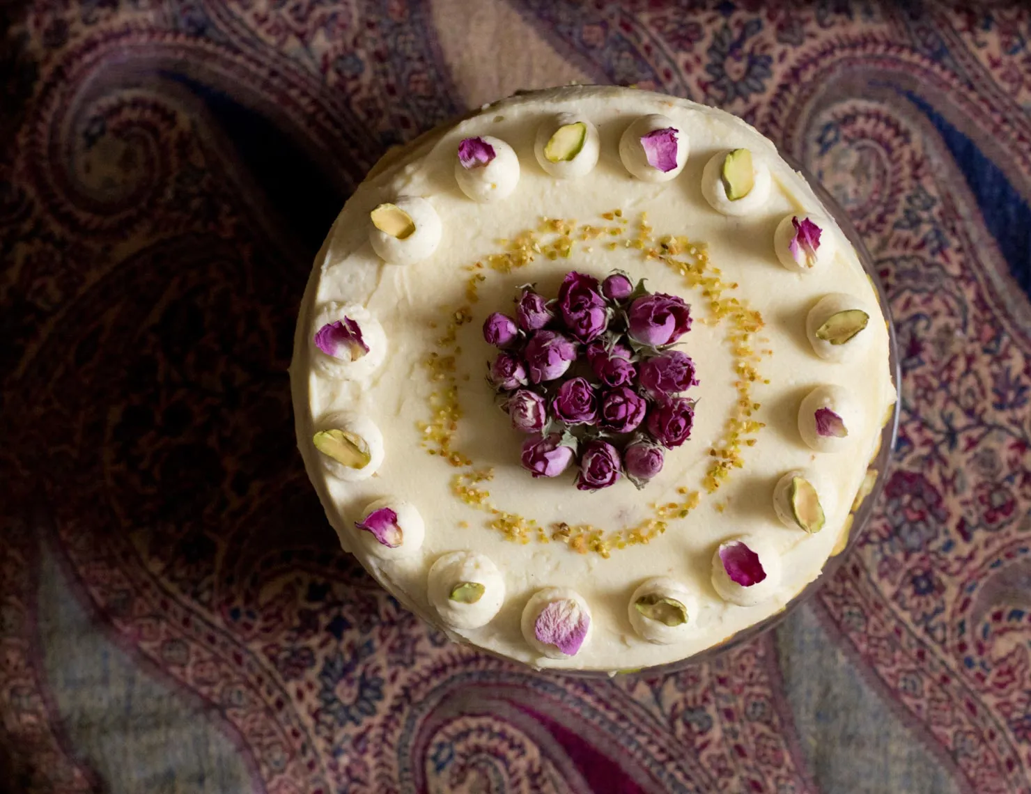 Elegante Pistazien-Rosen-Torte, kunstvoll dekoriert für einen Geburtstag oder besondere Anlässe