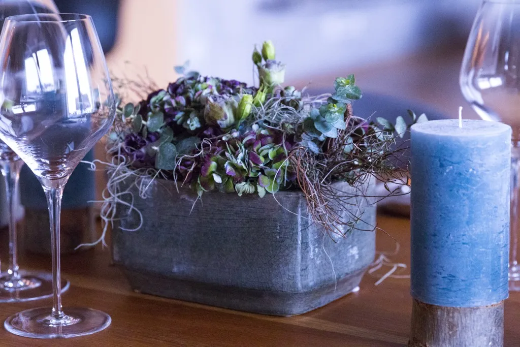 Elegante Tischdekoration mit frischen Blumen und Kerzen für eine festliche Dinner-Atmosphäre