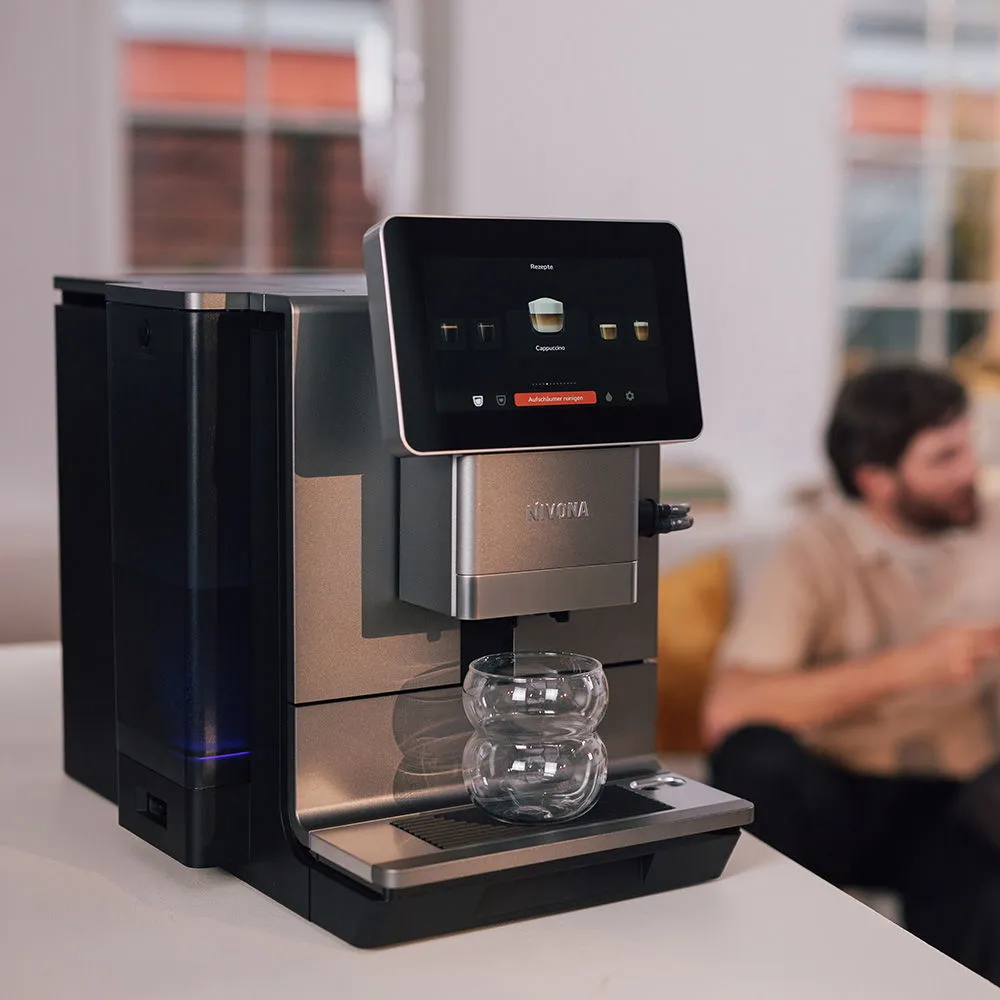 Eleganter Kaffeevollautomat der NIVO 9000 Serie in einer modernen Küche