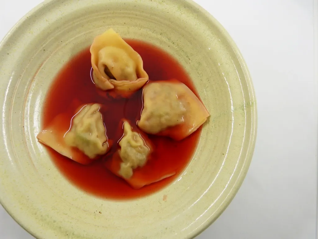 Eleganter, klarer Weihnachtsborschtsch mit feinen Pilztäschchen, eine festliche Variante der traditionellen Suppe.