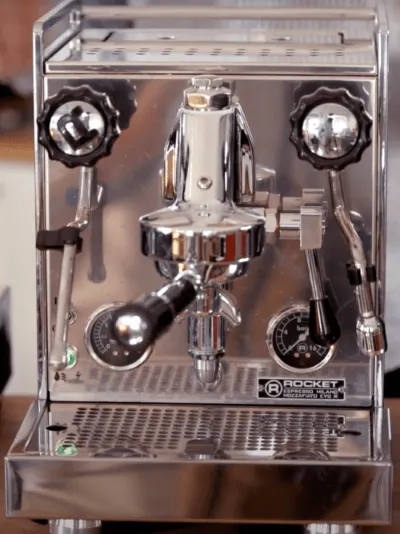 Eleganter Siebträger in einer Küche