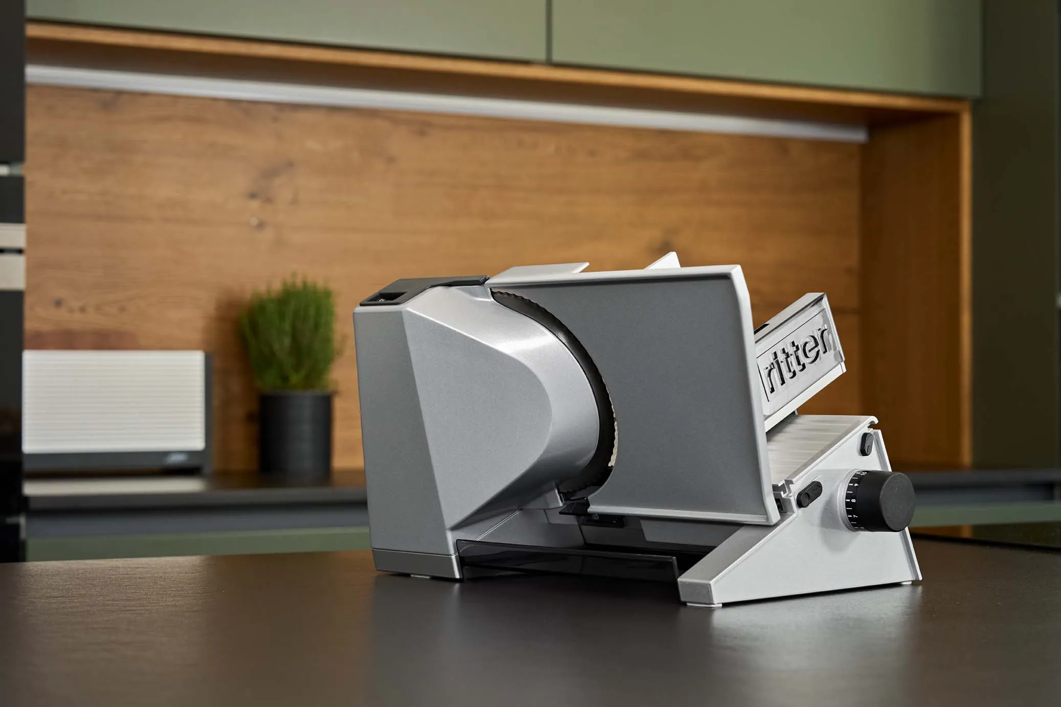 Elektrischer Allesschneider in moderner Küche