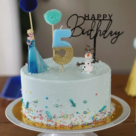 Elsa Geburtstagstorte im Frozen Design mit blauen Streuseln und Elsa Figur