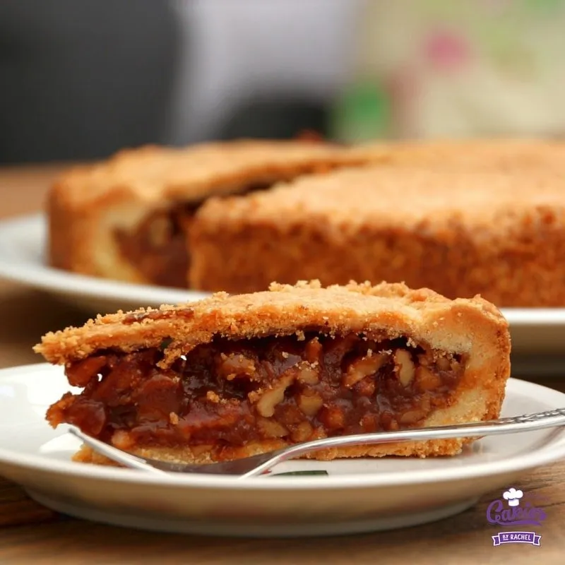 Engadiner Nusstorte, ein Schweizer Klassiker mit Karamell und Nüssen