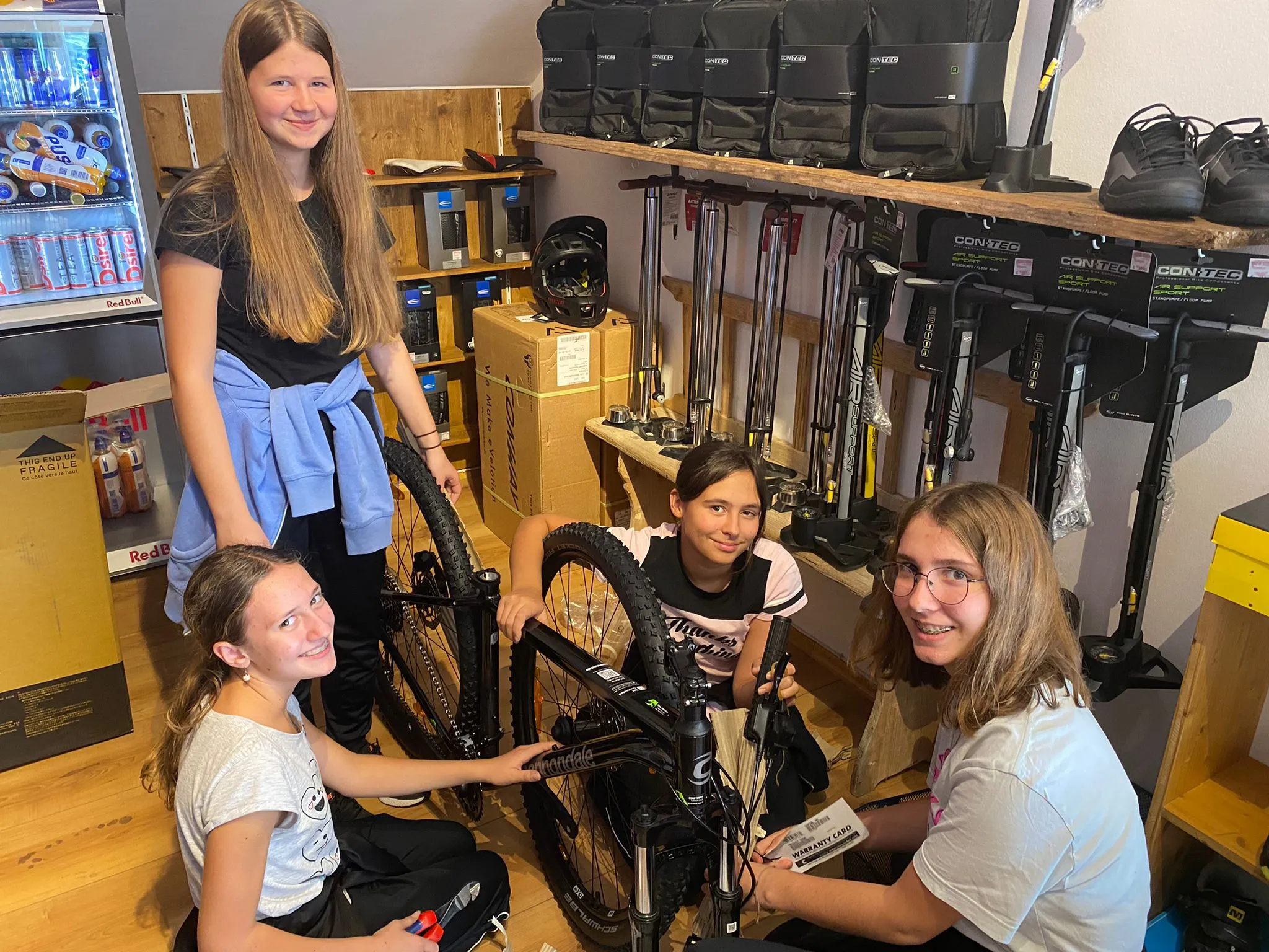 Engagierte Schülerinnen bei der Reparatur von Fahrrädern während des Nachhaltigkeitsprojekts