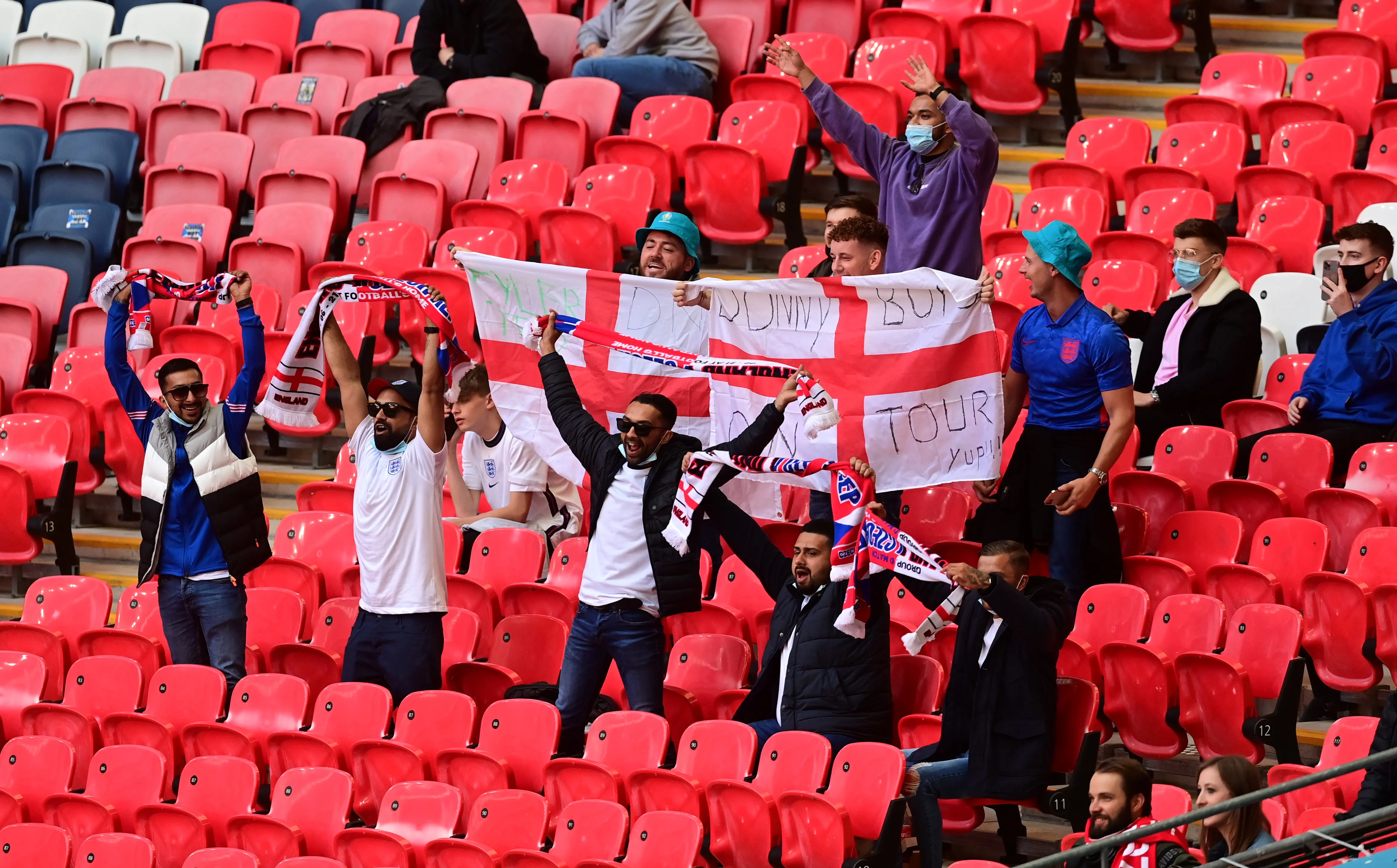 Englische Fans im Wembley-Stadion vor dem Spiel zwischen England und der Tschechischen Republik