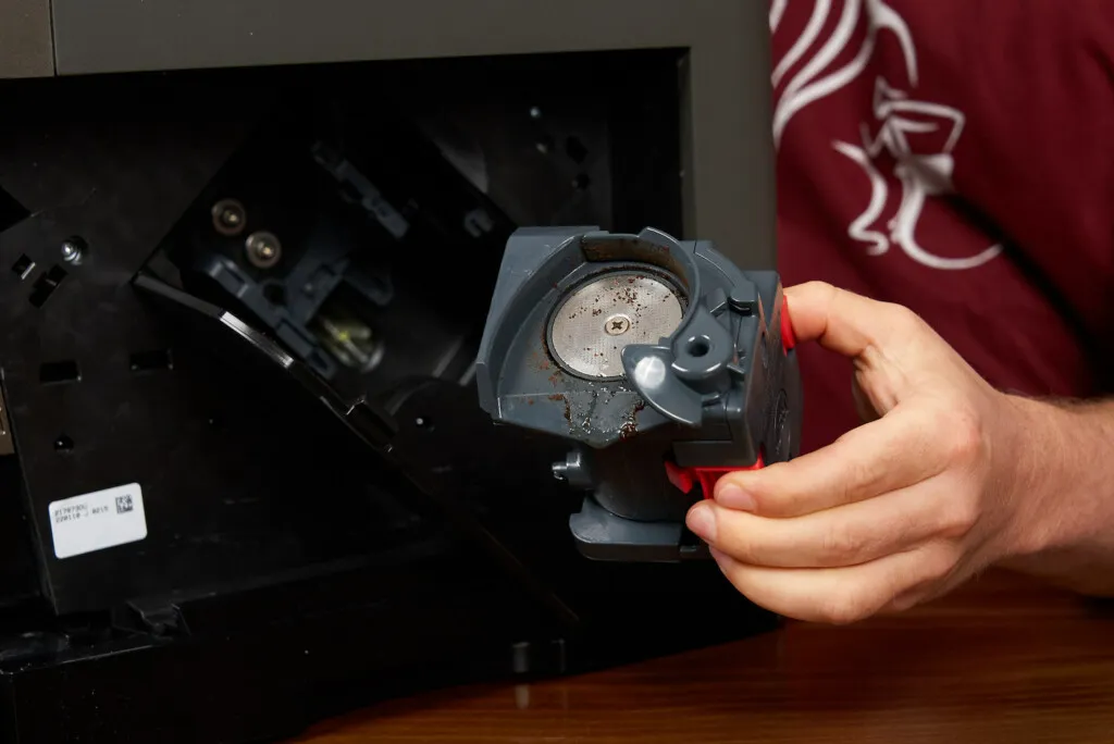 Entnehmbare Brühgruppe des DeLonghi Eletta Explore Titan Kaffeevollautomaten