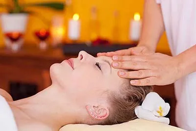 Entspannende Massage mit natürlichen Spreewald-Kräutern und Leinöl in einem Wellness-Hotel, symbolisch für einen erholsamen Wellnessurlaub.