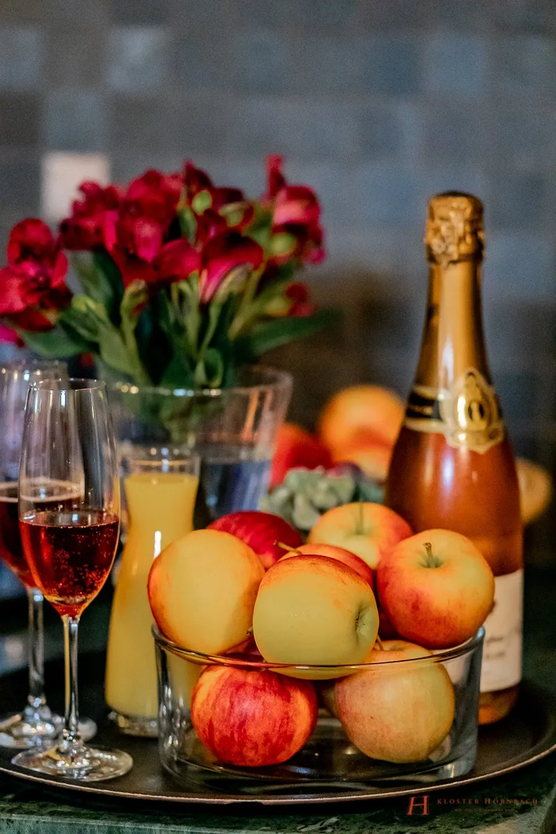 Entspannende Wellness-Treatments im Kloster Hornbach: Gönnen Sie sich eine wohltuende Massage und lassen Sie den Alltagsstress hinter sich.