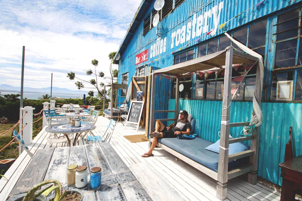 Entspannung in der Blue Shed Coffee Roastery in Mossel Bay, einem charmanten Stopp auf deiner Garden Route Reise