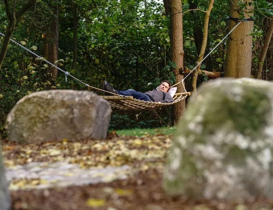Entspannung in der Hängematte unter Bäumen