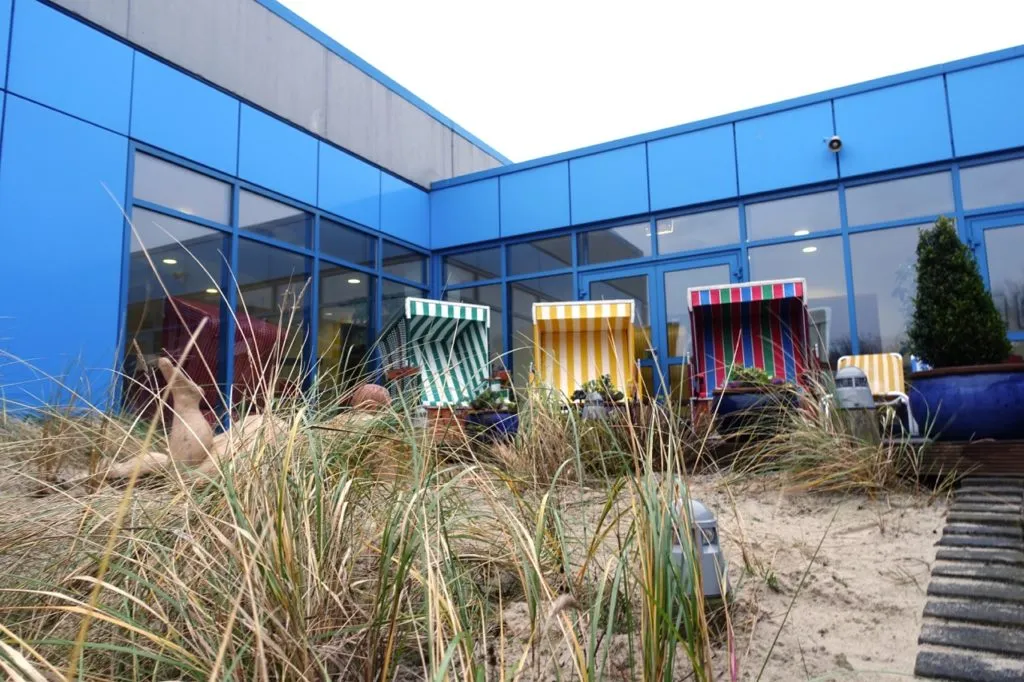 Entspannung in einer Sauna zwischen den Dünen an der Nordsee, mit Blick auf die weite Landschaft