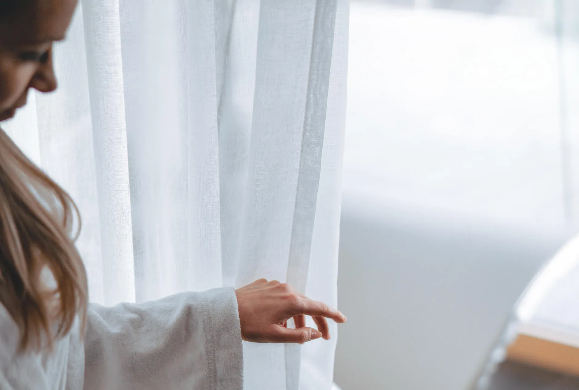 Entspannungsbereich im Spa des Wellnesshotels Diedrich im Sauerland mit Blick auf Vorhang und Liege