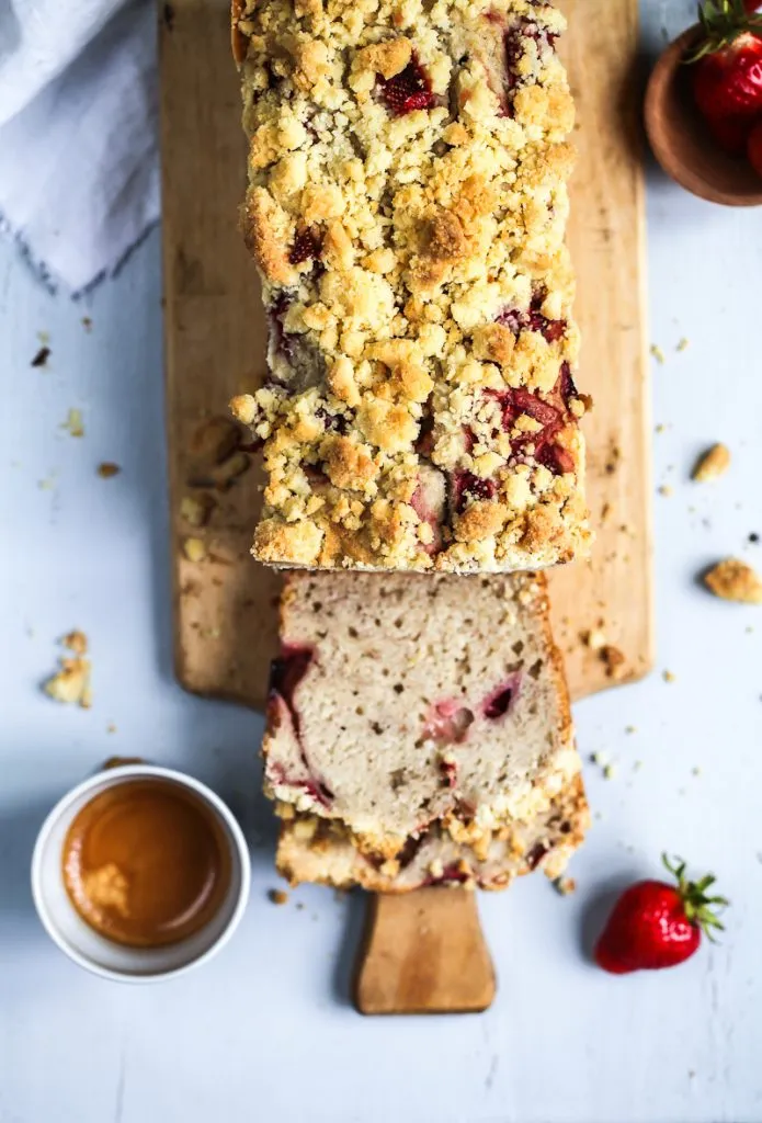 Erdbeer-Bananenbrot mit Streuseln auf einem Backgitter zum Abkühlen, ein Zeichen für sommerliche Backfreude
