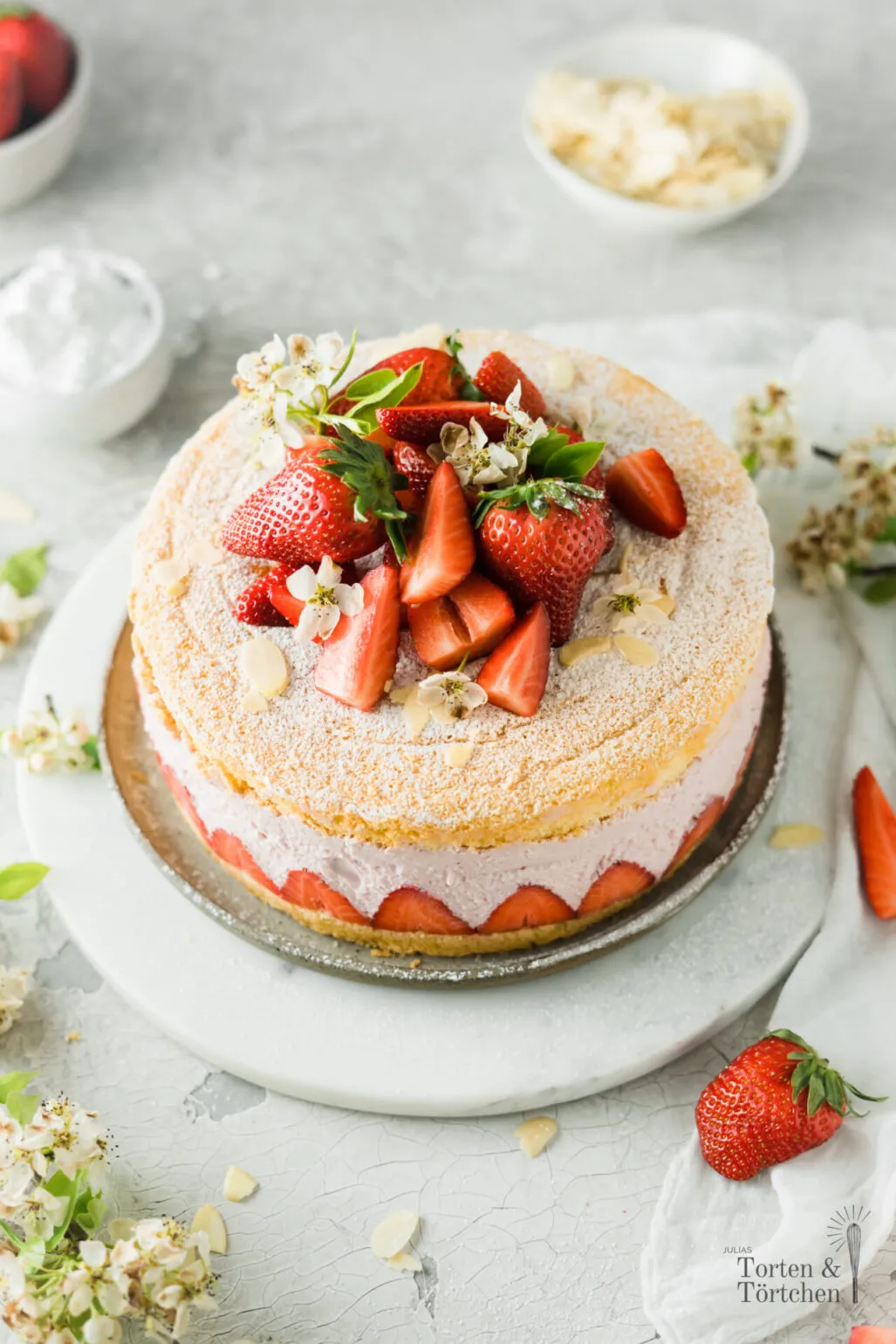 Erdbeer Käse Sahne Torte mit lockeren Biskuitböden und cremiger Füllung, dekoriert mit frischen Erdbeeren. Ein ideales Rezept für die deutsche Kaffeetafel.