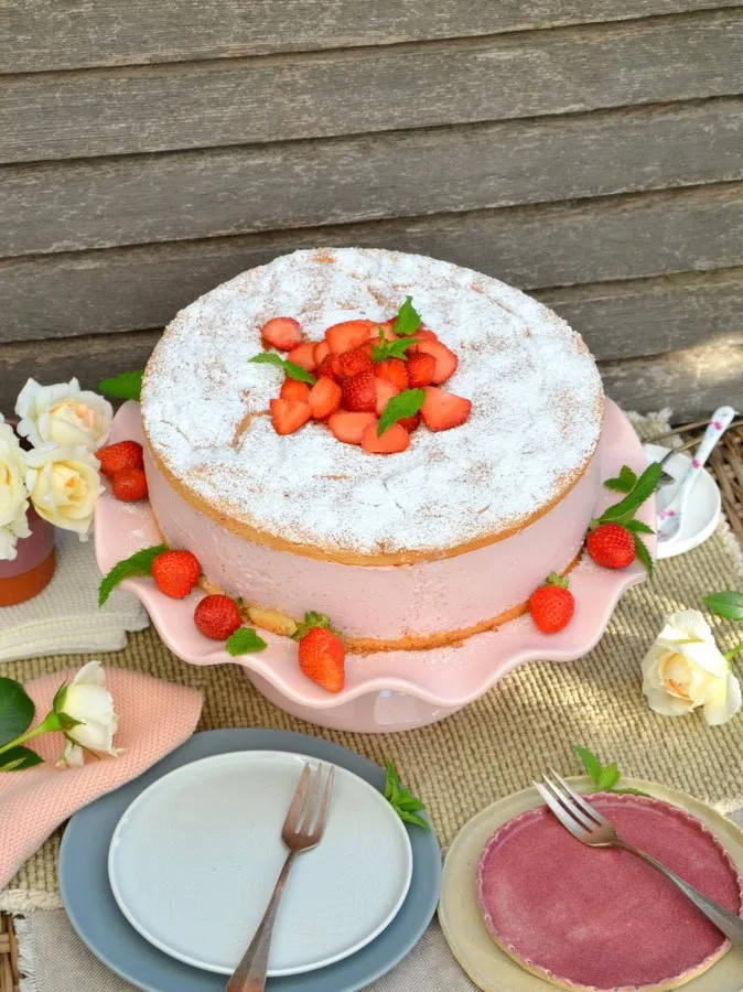 Erdbeer-Käsesahne-Torte auf Tortenplatte