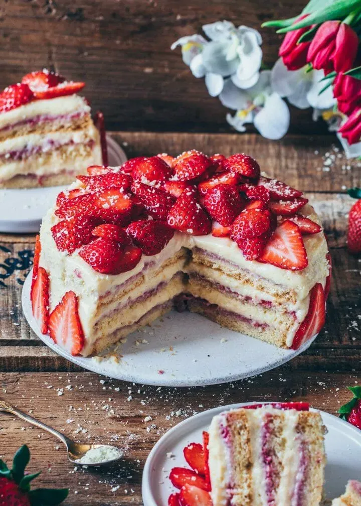 Erdbeer Sahne Torte Vegan: Cremige Schichten mit frischen Erdbeeren, ein Genuss für die Sinne