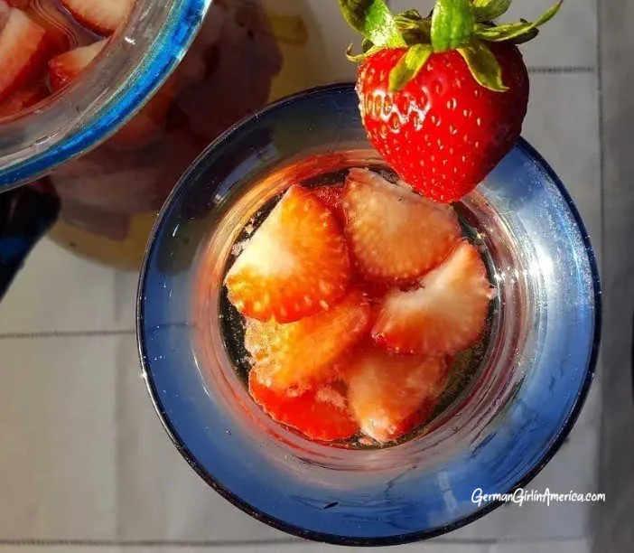 Erdbeerbowle, ein erfrischendes Getränk mit Erdbeeren und Sekt