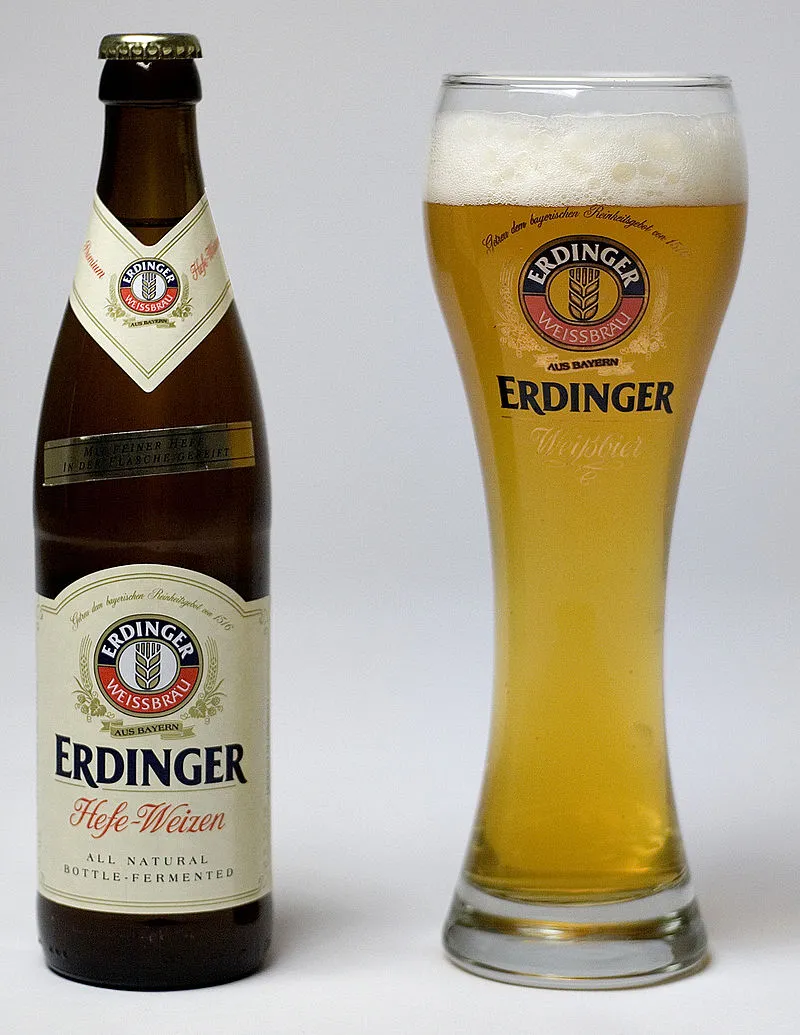 Erdinger Weißbier in seinem charakteristischen Glas