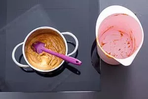 Erdnusssauce bei Bedarf erwärmen