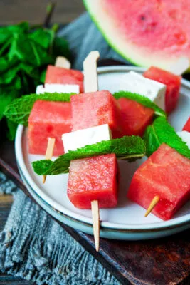 Erfrischende Melonen-Feta-Spieße mit Minze auf einem Teller