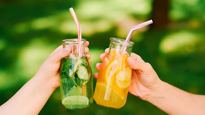Erfrischende, selbstgemachte zuckerfreie Limonade im Glas, die zum gesunden Trinken anregt