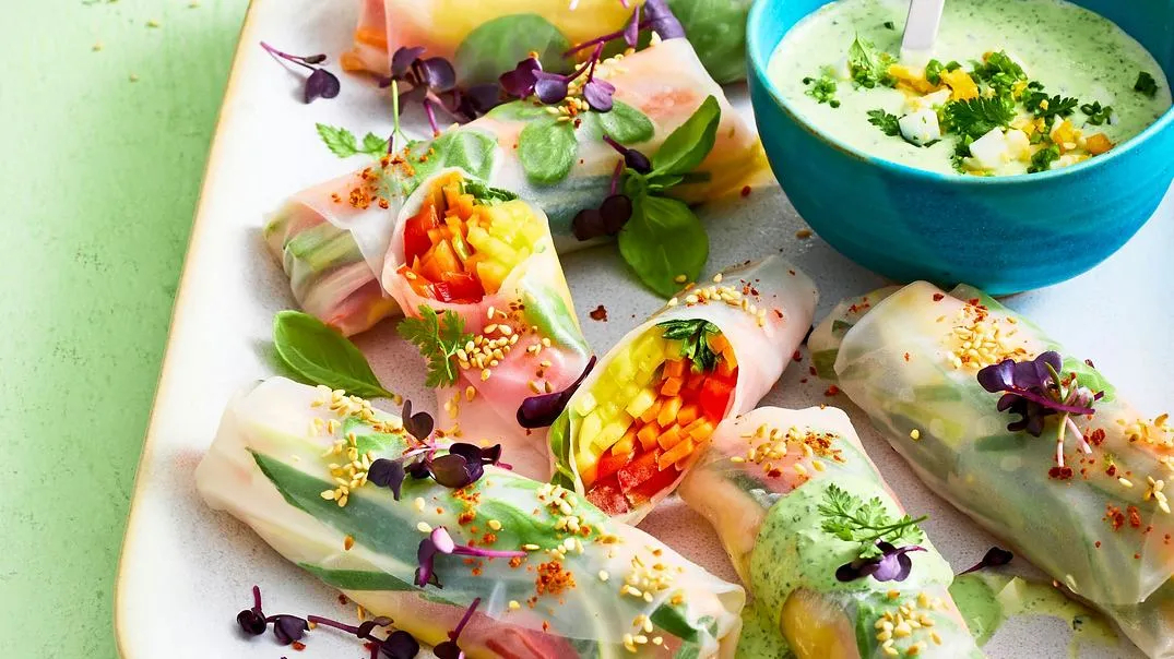 Erfrischende Sommerrollen, hier serviert mit traditioneller Frankfurter Grüner Soße als leichter Twist