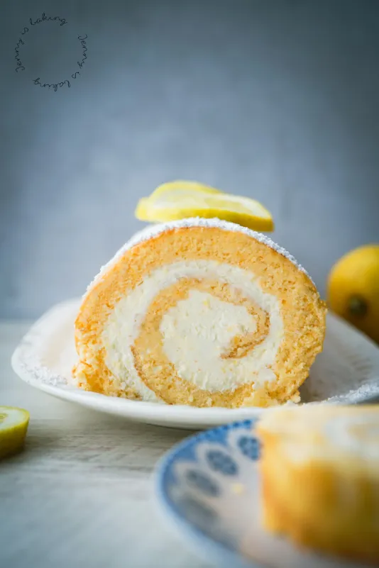 Erfrischende Zitronen-Biskuitrolle