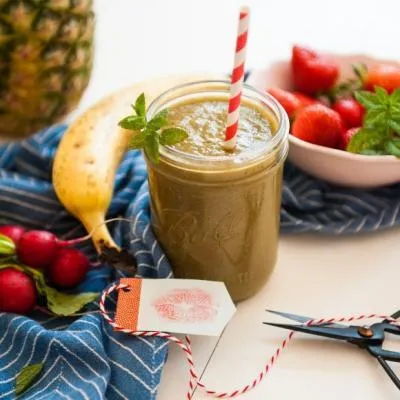 Erfrischender grüner Smoothie "Erdbeermund" mit frischen Erdbeeren und Ananas