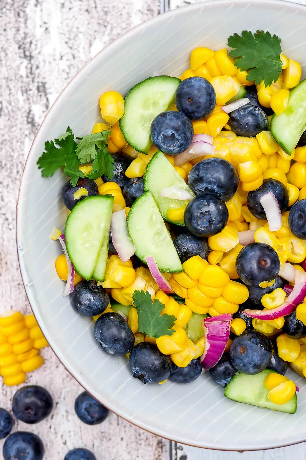 Erfrischender Maissalat mit Heidelbeeren, Gurke und Koriander
