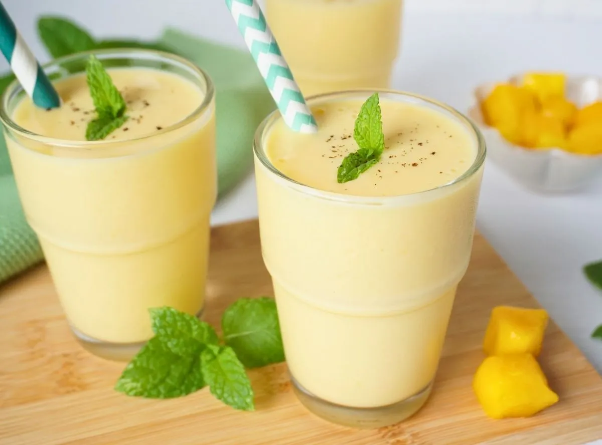 Erfrischender Mango Lassi, ein süßes Getränk in einem Glas.